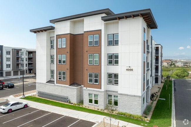 Crowne at 2534 Apartments