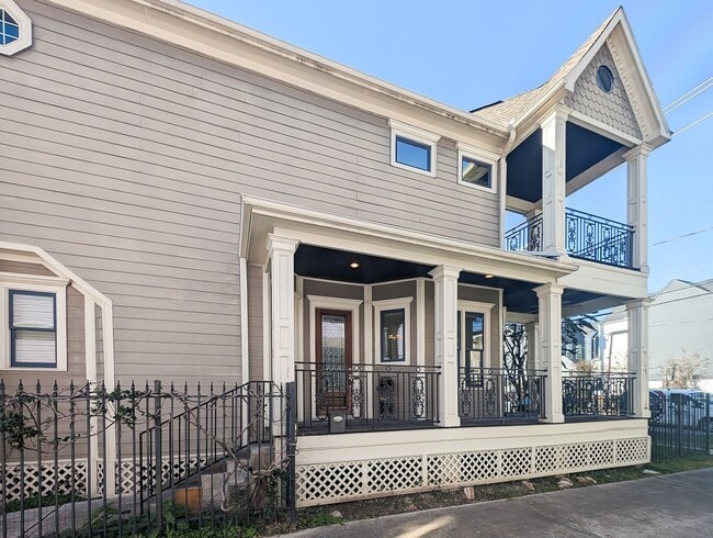 Building Photo - 1126 W 17th St Rental