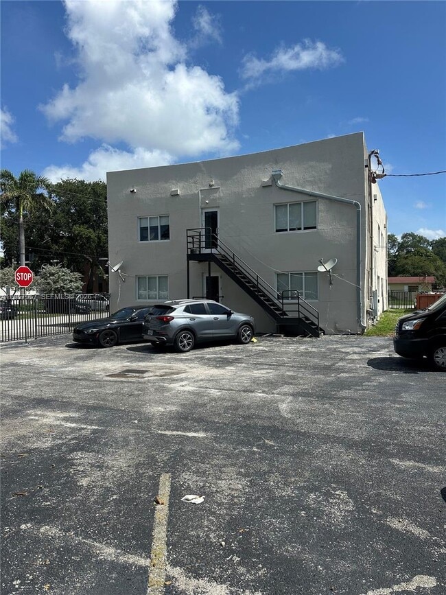 2500 NE 192 St Unit 6