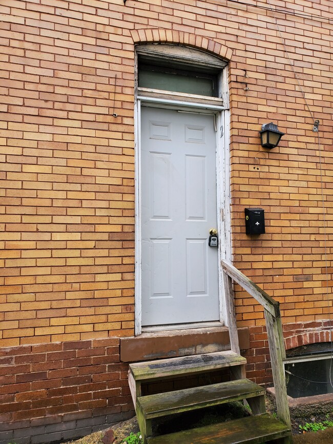 Building Photo - 1107 6th Ave Unit apt 2