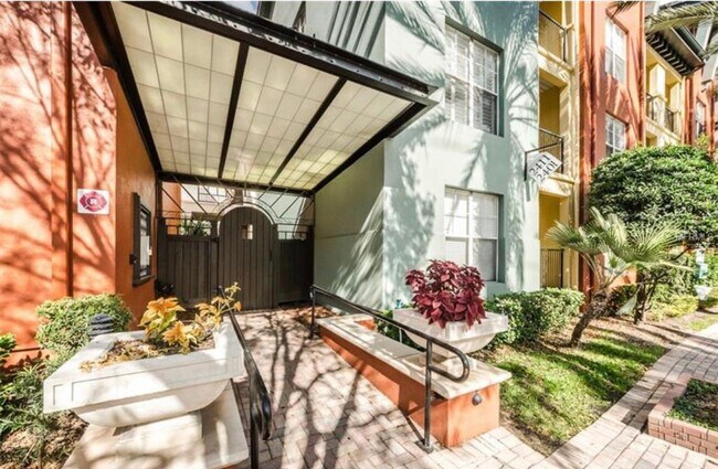 Building Photo - 2411 W Horatio St Unit 517