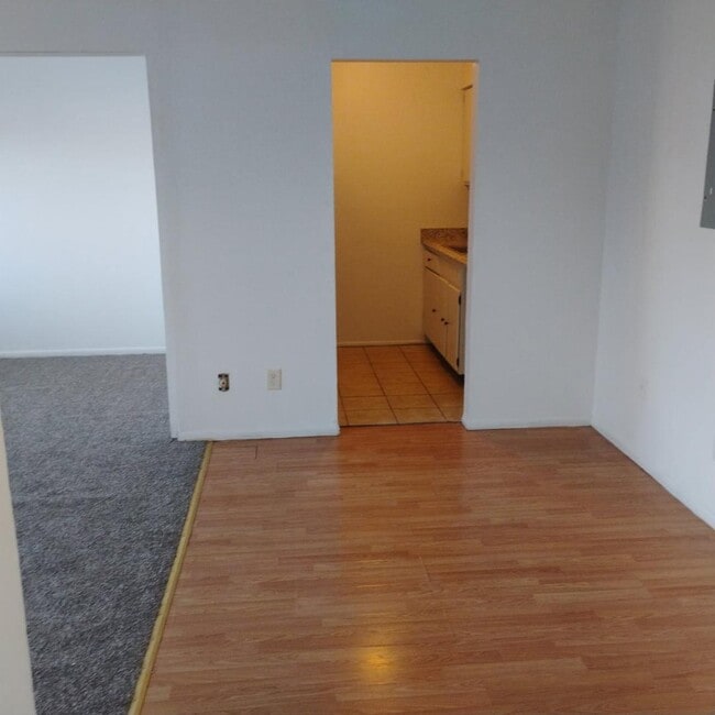 Dining area - 1315 Noble Ave Unit B3