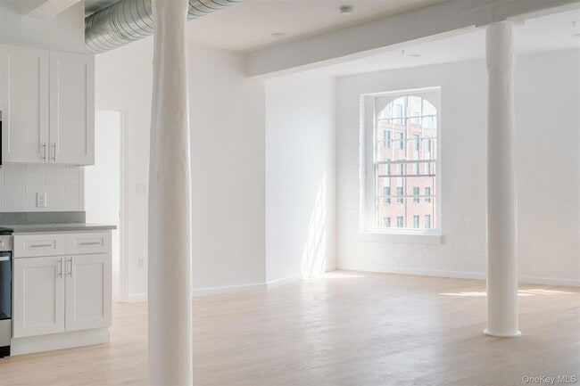Building Photo - 155 S River St Unit 3C