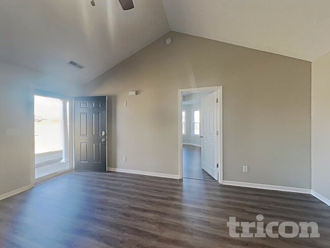 Photo - 901 Laramie Ct