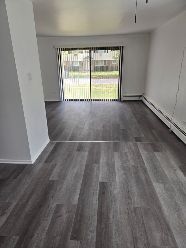 Living/Dining Room - 504 Schroeder Ave Unit #1