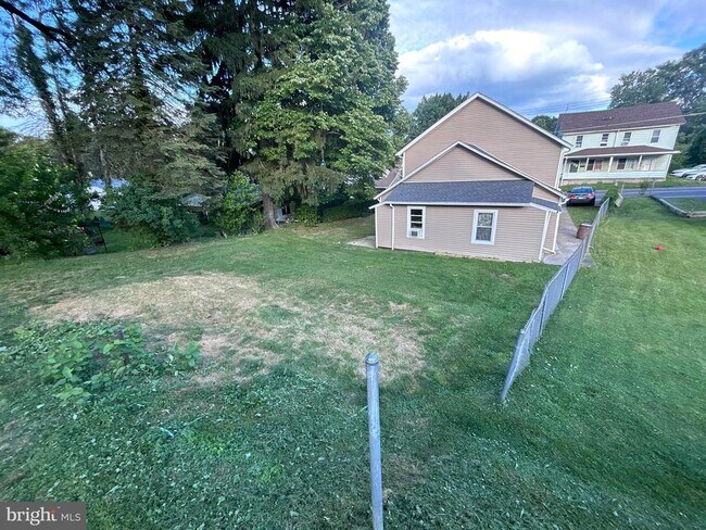 Photo - 619 W State St