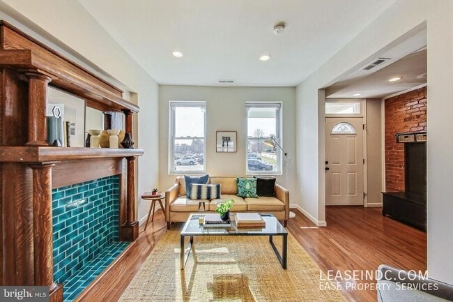 Photo - 535 Gresham Pl NW