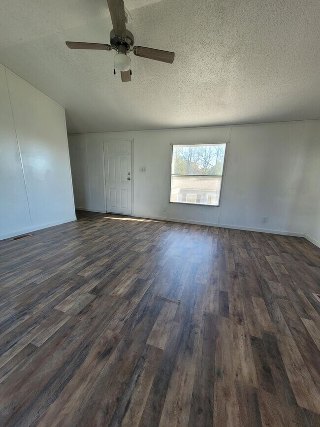 Photo - 3 bedroom 2 bathroom Mobile Home