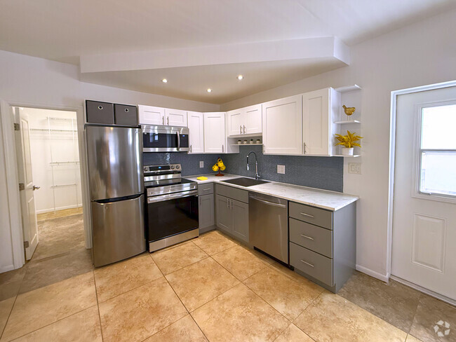 Building Photo - 630 NE 37th St Unit 1W Rental