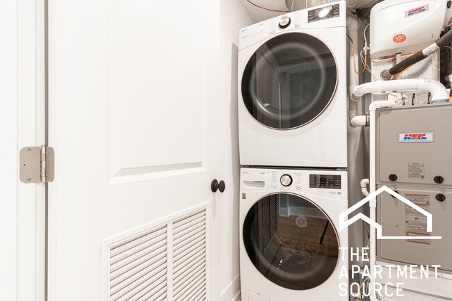 2457 W Logan Blvd Unidad 2