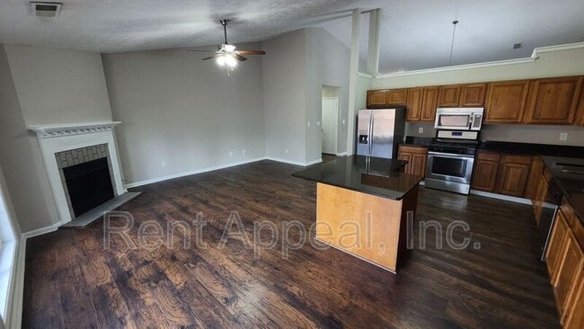 Photo - 587 N Shore Rd