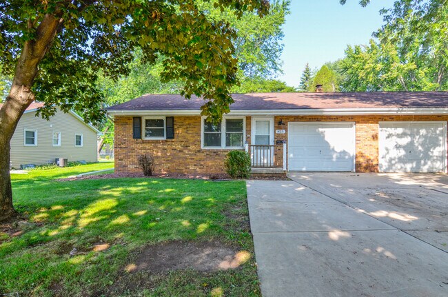 Photo - 825 Smits St