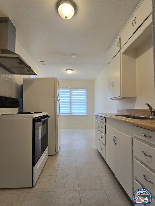 Photo - 1018 W Commercial Ave