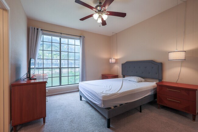 Building Photo - 8055 Cambridge St Unit 15