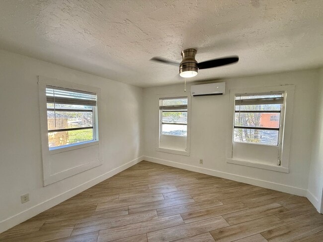 Photo - Spacious and Remodeled 2 bed 1 bath with parking!!! Unidad 1029 NW 28th Street #2