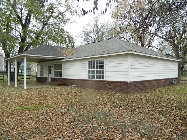 Covered Patio - 1113 W South St