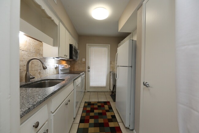 Building Photo - 7727 Meadow Park Dr Unit 111