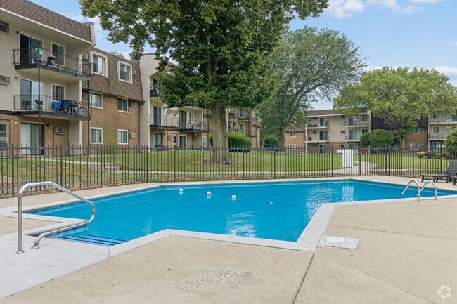 Pool - Broadway Crossing Apartments