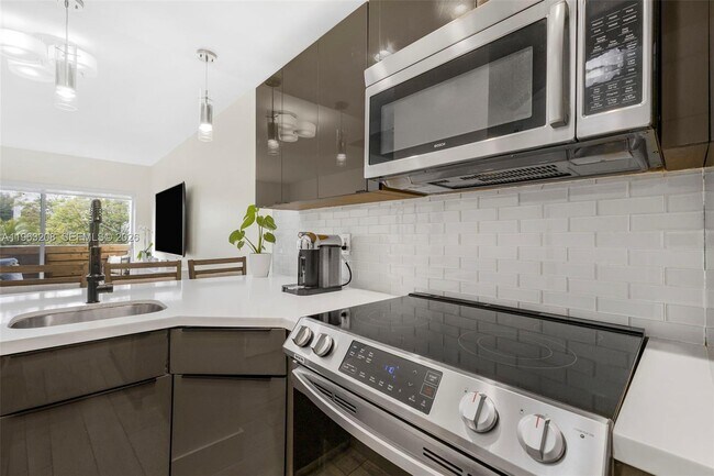 Photo - 7801 NE 4th Ct Unidad 304