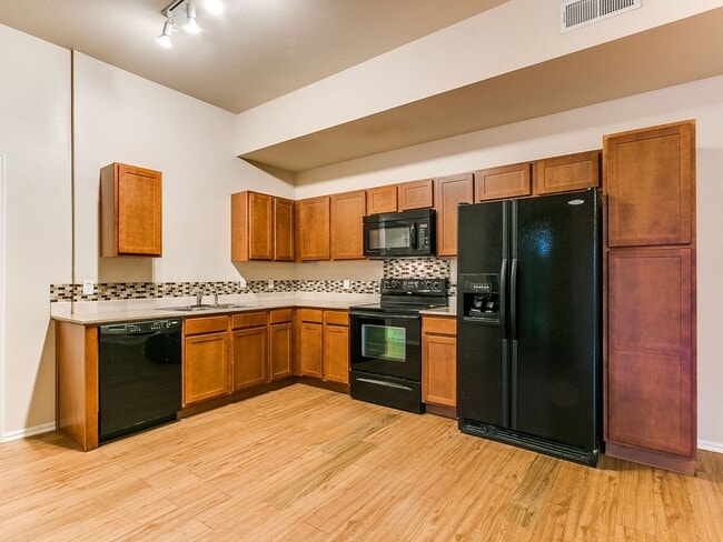 Building Photo - STUDENT HOUSING STILL AVAILABLE FOR FALL 2... Unit #203 Rental
