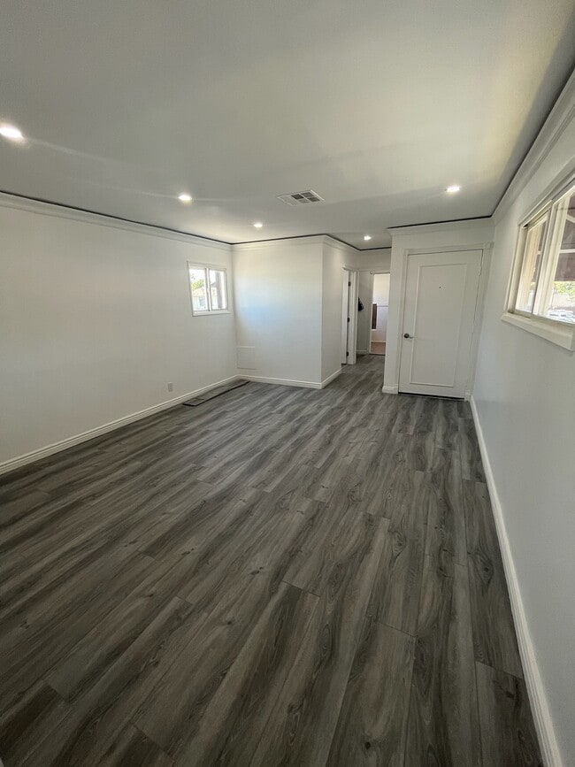 Building Photo - 11685 Magnolia Blvd Unit B