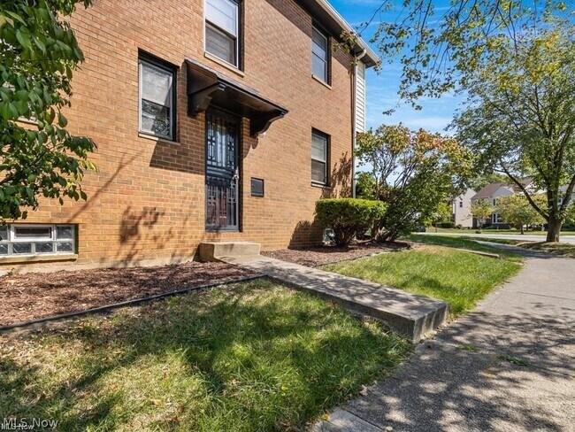 Photo - 2348 Saybrook Rd