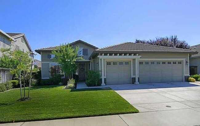 Building Photo - Beautiful 4 Bedroom with a large Pool! Located in Roseville close to a park!