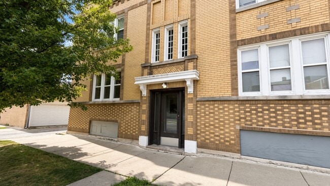 Building Photo - 3018 N Karlov Ave Unit 2