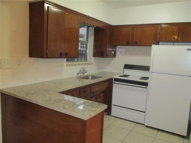 Building Photo - 2640 Pierce St Unit 7 Rental