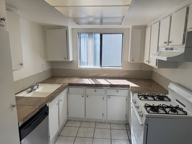 Building Photo - 8801 Willis Ave Unit #B6