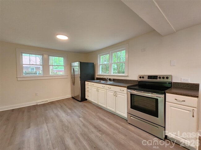 Photo - 650 Harris St NW