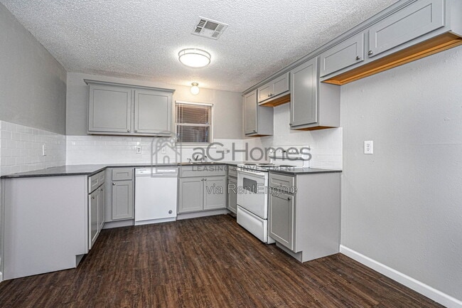 Photo - 4721 SE 50th St