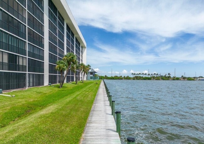 Waterfront - 250 S Sykes Creek Pky Unidad B309