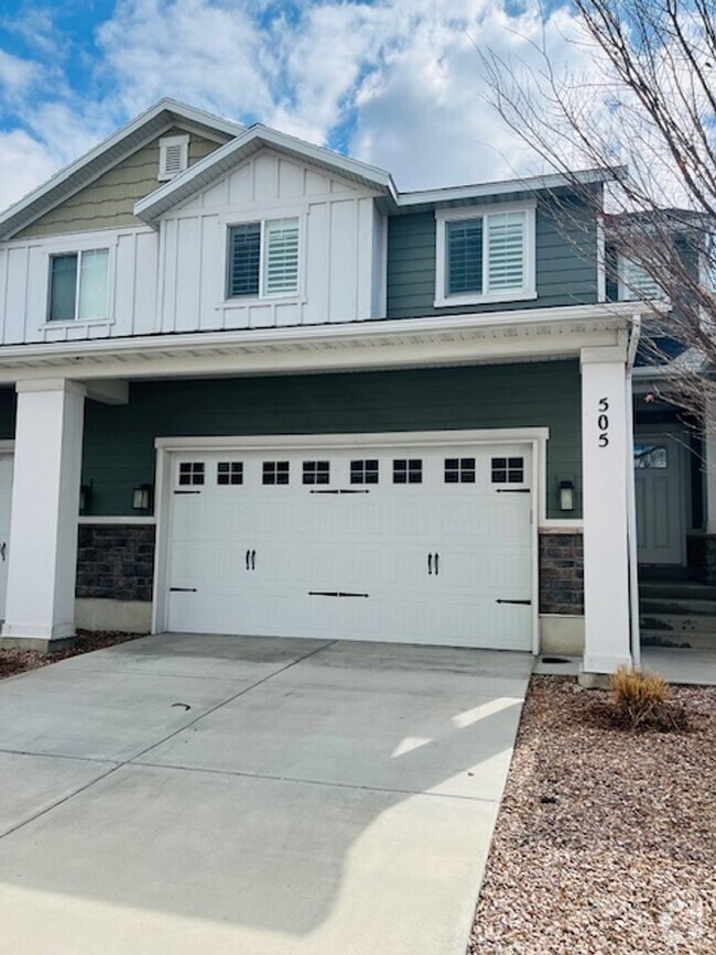 Building Photo - Beautiful home with central air and 2 car ...