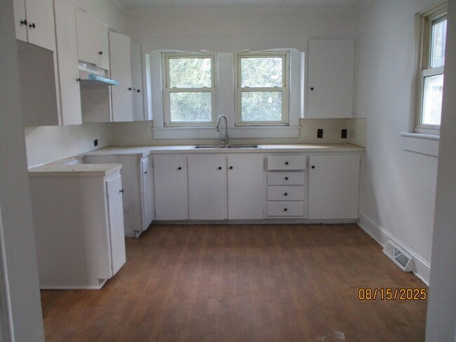 Photo - 809 W C St