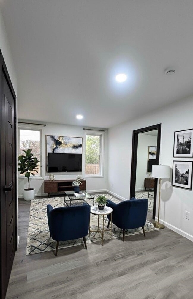 Building Photo - 213 Woodward St Unit 3