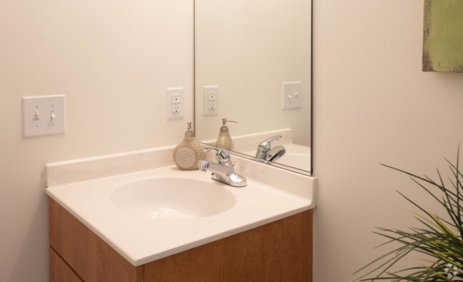 2BR, 2BA - 1020 SF