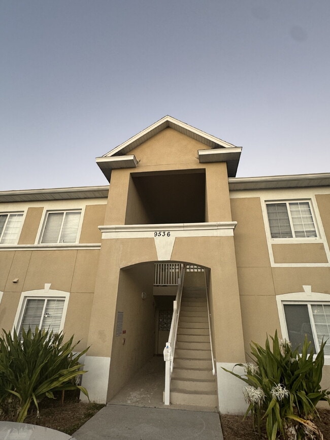 Building Photo - "Charming 3-Bed, 2-Bath Gem in Riverview –... Unit #102