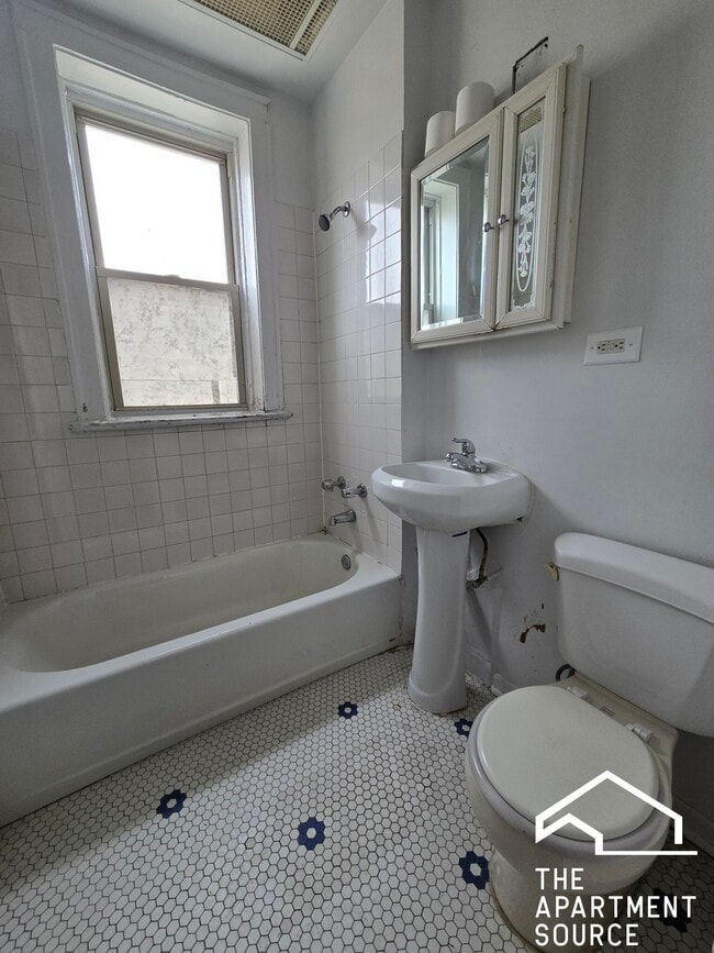 Photo - 2859 W Berteau Ave Unidad G