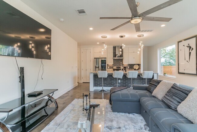 Photo - TX-AUS-113DEN Unit B