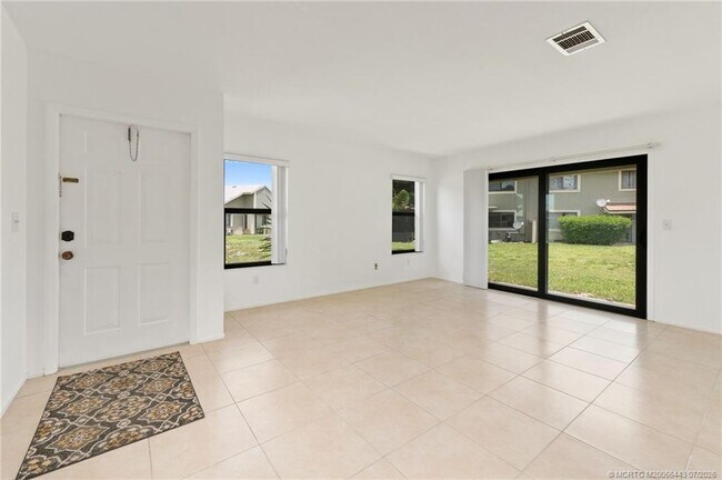 Photo - 1496 SE Colchester Cir