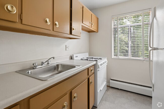 2BR, 1BA - 799SF - Kitchen