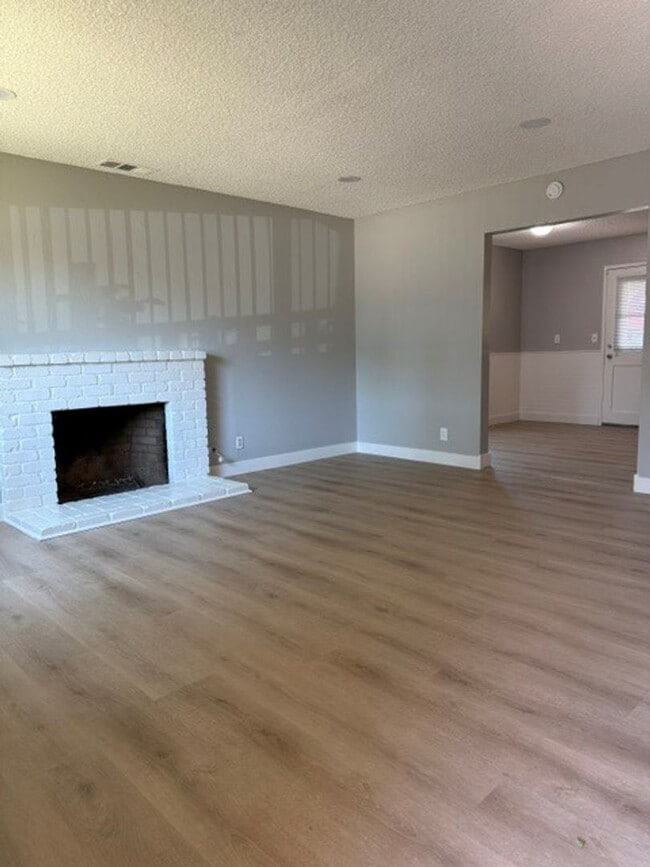 Building Photo - Spacious 3 Bedroom, 2 bath Single Family Home