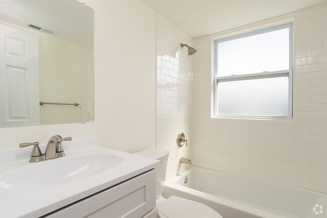 1BR, 1BA - 620SF - St. Andrews Apartments