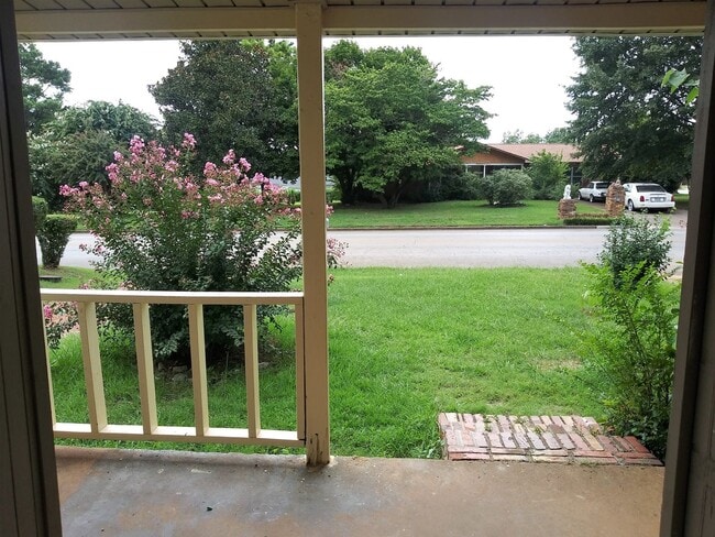 Building Photo - ~ ~ ~ ~ ~ YOU CAN'T BEAT THIS VALUE! ~ ~ ~ ~ ~ Spacious 3/2 Bungalow on a Quiet Street ~
