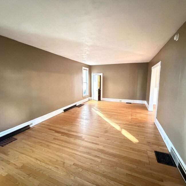 Photo - Spacious 4 Bedroom in Heritage Hill!