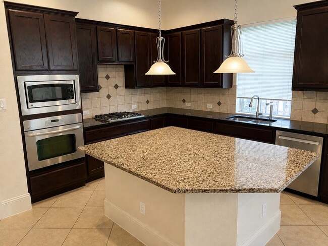 Photo - 515 Newington Ln