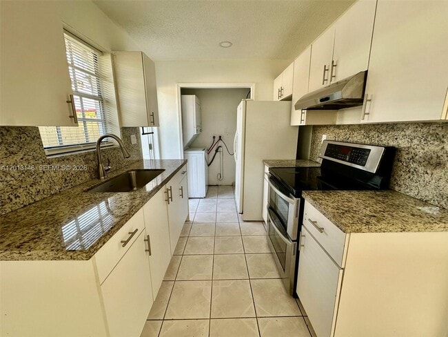 Building Photo - 666 W 17th St Unit 1