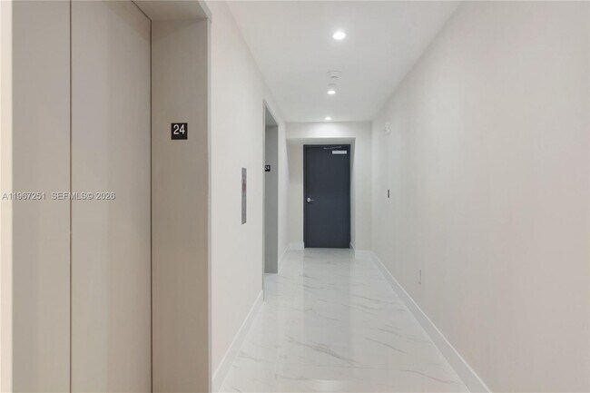 Photo - 700 NE 24th St Unidad 2406