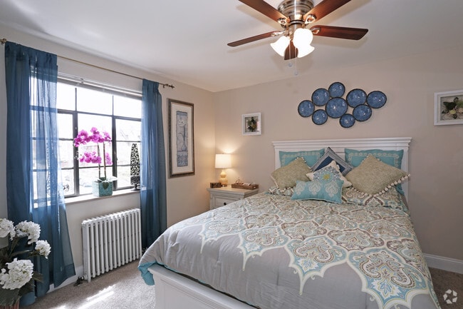 1BR, 1BA - 900 SF